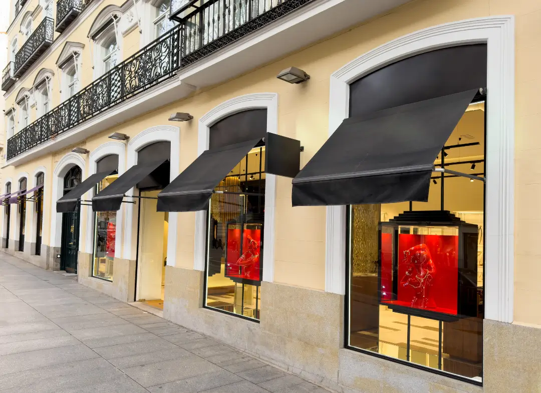 Façade vitrine de magasin en aluminium sur mesure à Alès